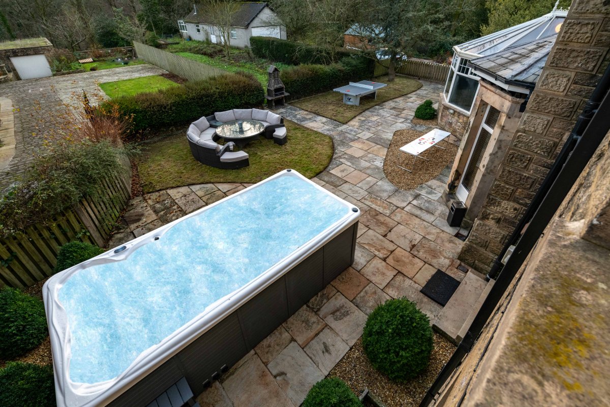 Hermitage Manor House - large luxury swim spa